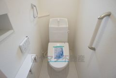 トイレは2ヶ所設けられているので、来客時にも気兼ねなく使えますね。