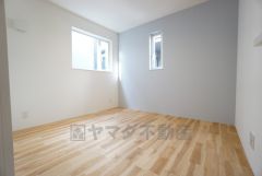 2面採光を確保した明るい室内は、風通しも良く、大変居心地の良い空間となっております。日当たりがよく、子供部屋としての利用もおすすめ。