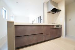 対面式キッチンなのでリビングにいるご家族とコミュニケーションを取りながら洗い物や、お料理が楽しめそうですね＾＾