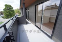 南向きで陽当たりの良いバルコニーです。お洗濯やお布団干しはもちろん、日光浴スペースにも＾＾足元は防水工事施工済です。 2部屋から行き来できる続きバルコニー＾＾ 