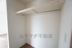寝室にはハンガーパイプ付きのウォークインクローゼットが設けられています。たっぷり収納できるので衣替えの心配もいりませんね＾＾