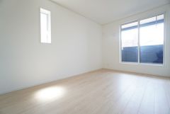 6.7帖。主寝室としてお使いいただけそうなこちらのお部屋は、日当たりが良く、爽やかな風を感じて起きる朝は、快適生活の始まりに。