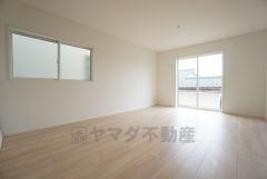 大きな掃き出し窓のあるリビングは、陽光あふれる明るい空間です。ゆったりと寛げる憩いの場となりそうです。