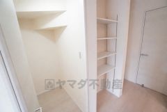 キッチン横には可動棚タイプのパントリーとリビング収納有＾＾ 長期保存ができるもの、調理器具、防災グッズを入れておくのもいいですね。