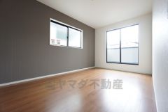 寛ぎの時間を紡ぎだす主寝室は、大型ベッドを置いても余裕の広さを確保しています。