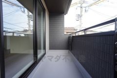 広々としたバルコニー。 天気のいい日にはお布団もまとめて干せそうですね＾＾