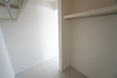 洋室にはハンガーパイプ付きのウォークインクローゼットが設けられています。たっぷり収納できるので衣替えの心配もいりませんね＾＾