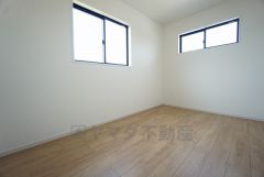 2面採光を確保した明るい室内は、風通しも良く、大変居心地の良い空間となっております。日当たりがよく、子供部屋としての利用もおすすめ。