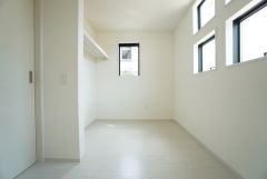 2面採光を確保した明るい室内は、風通しも良く、大変居心地の良い空間となっております。日当たりがよく、子供部屋としての利用もおすすめ。