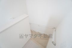 お子様も高齢の方も安心して上り下りができる手摺がついた安心設計です＾＾