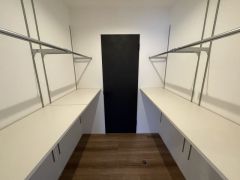 寝室には可動棚とハンガーパイプ付きのウォークインクローゼットが設けられています。たっぷり収納できるので衣替えの心配もいりませんね＾＾