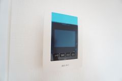防犯はもちろん、セールスマン対策にもなるモニター付きインターホンです。お子さん1人での留守番時にも活躍しそうです。