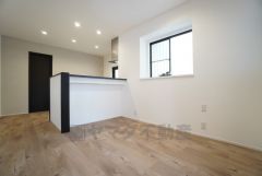 窓から光が差し込む明るいダイニングです＾＾