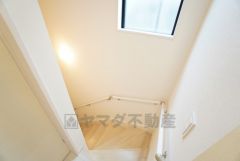 お子様も高齢の方も安心して上り下りができる手摺がついた安心設計です。