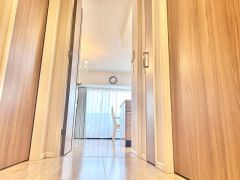 CG加工により小物等を撤去しております。明るい光が差し込むリビングへとつながる廊下＾＾