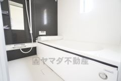 1日の疲れを癒すくつろぎのバスルーム。足を伸ばしてもゆったりと入れるサイズです。お子様と一緒にお風呂に入っても狭くないですね＾＾