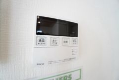 キッチン横からお湯張り、追い炊き、足し湯がボタン一つで楽々操作できる給湯機リモコンです。忙しい夕飯準備の時間帯に重宝しますね。