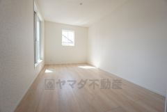 8帖。主寝室としてお使いいただけそうなこちらのお部屋は、日当たりが良く、爽やかな風を感じて起きる朝は、快適生活の始まりに。