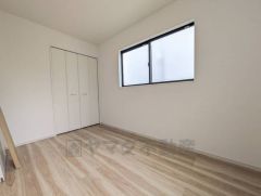 リビング横にあるお部屋。お子様の学習＆遊びスペースや、趣味のスペース、来客用など、多種多様にご利用いただけます＾＾