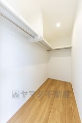 寝室にはハンガーパイプ付きのウォークインクローゼットが設けられています。たっぷり収納できるので衣替えの心配もいりませんね＾＾