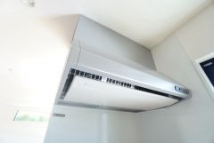お手入れが簡単なスリム型レンジフードです。調理により発生する油煙や臭いを吸い込み、屋外へ排気してくれます。