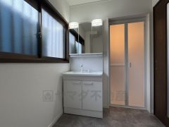 三面鏡裏収納付き洗面化粧台です＾＾ 歯磨きセットやスキンケア用品などの収納に便利ですね。