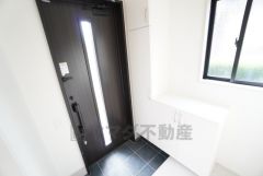 採光も考えられた明るい玄関です。たっぷり収納できるシューズボックス付きなので、家族全員の靴がきれいに整頓できます。