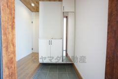 たっぷり収納できるシューズボックスです。家族全員の靴がきれいに整頓できます。棚の上にお花や写真を飾っても良いですね。