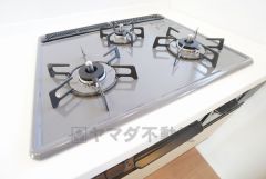 3種類の料理が同時に調理できる、3口ガスコンロ。忙しい夕食の支度時間が短縮できて効率よくお料理が楽しめます。