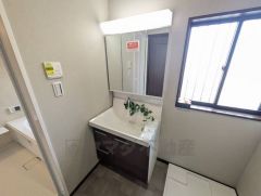 三面鏡裏収納付き洗面化粧台です＾＾ 歯磨きセットやスキンケア用品などの収納に便利ですね。 ランドリースペース上部には窓も付いており換気に便利です＾＾ 