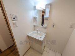 洗面化粧台です＾＾ 歯磨きセットやスキンケア用品などの収納に便利ですね＾＾ 室内洗濯機置き場付き＾＾ 