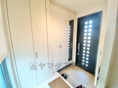 ご家族の靴をスッキリと片付けられるシューズボックス付きの玄関です＾＾スッキリと片付いた玄関は気持ちがいいです。 姿見付き。外出前の身だしなみチェックに便利＾＾ 