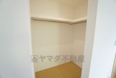 寝室にはハンガーパイプ付きのウォークインクローゼットが設けられています。たっぷり収納できるので衣替えの心配もいりませんね＾＾