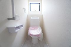 1階2階の2ヶ所にトイレがありますので、忙しい朝にも家族に気を使わず、ゆとりが生まれますね＾＾ 小窓付きで換気する時に便利です＾＾