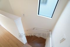 お子様も高齢の方も安心して上り下りができる手摺がついた安心設計です。