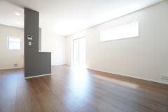 大きな掃き出し窓のあるリビングは、陽光あふれる明るい空間です。ゆったりと寛げる憩いの場となりそうです。