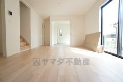 大きな掃き出し窓のあるリビングは、陽光あふれる明るい空間です。ゆったりと寛げる憩いの場となりそうです。