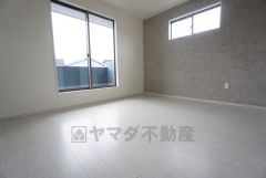 7帖。主寝室としてお使いいただけそうなこちらのお部屋は、日当たりが良く、爽やかな風を感じて起きる朝は、快適生活の始まりに。