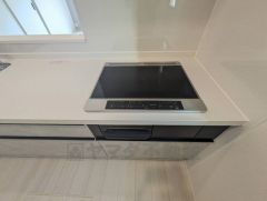 お手入れのしやすいIHクッキングヒーターです。3口コンロなので、効率よくお料理が楽しめます。毎日のお料理も楽しくなりますね＾