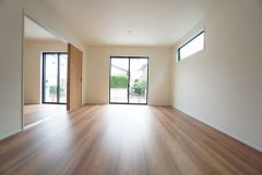 大きな窓のあるリビングは、陽光あふれる明るい空間です。居心地良く、ご家族皆がゆったり寛げる憩いの空間となりそうです。