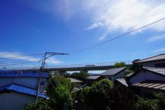 目の前に日差しを遮る建物がないので、日当たり＆風通し良好です＾＾心地よい自然の光や風を感じることができ、ほどよく開放感のある空間がつくれます。