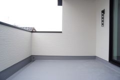 南側に面した大型のバルコニーは日当たり良好です。お洗濯物も気持ちよく干せそうです。日光浴をしたり、星を眺めたりも良いですね^^