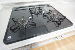 3種類の料理が同時に調理できる、3口ガスコンロ。忙しい夕食の支度時間が短縮できて効率よくお料理が楽しめます。
