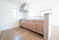 対面式キッチンなのでリビングにいるご家族とコミュニケーションを取りながら洗い物や、お料理が楽しめそうですね＾＾