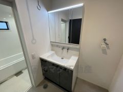 三面鏡裏収納付き洗面化粧台です＾＾ 歯磨きセットやスキンケア用品などの収納に便利ですね。