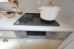 3種類の料理が同時に調理できる、3口ガスコンロ。忙しい夕食の支度時間が短縮できて嬉しいですね。