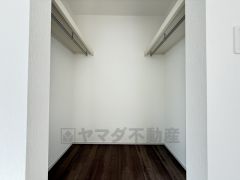 寝室にはハンガーパイプ付きのウォークインクローゼットが設けられています。たっぷり収納できるので衣替えの心配もいりませんね＾＾