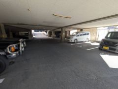 敷地内駐車場有。空き状況はお問い合わせ下さい。