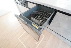 炊事時間を大幅に短縮できる食器洗浄乾燥機付き＾＾食器を洗う手間が減るので家族とのコミュニケーションの時間や自分の時間が増えますね。