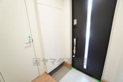 採光も考えられた明るい玄関です。たっぷり収納できるシューズボックス付きなので、家族全員の靴がきれいに整頓できます。